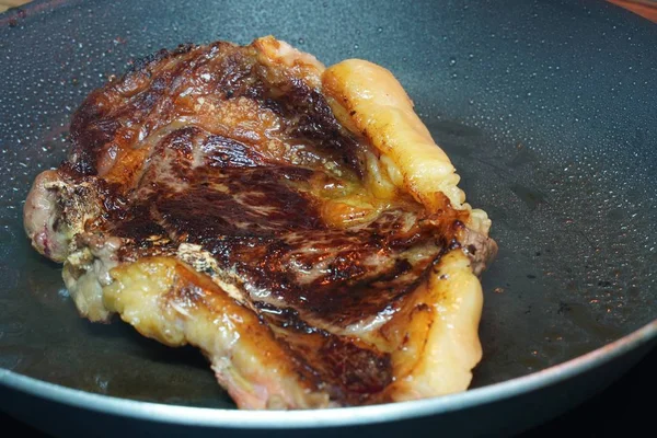 Primer Plano Deliciosa Carne Frita Una Sartén — Foto de Stock