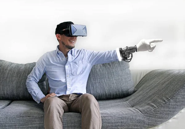 Persoon met virtual reality bril drankje zijwaarts met een robotarm — Stockfoto