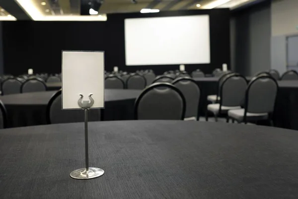Конференц-зал со стульями перед началом мероприятия — стоковое фото