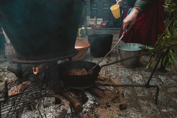 Een Groep Mensen Koken Voedsel Potten Open Lucht Onder Het — Stockfoto