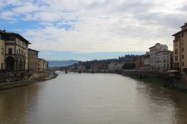 Ponte Alle Grazie brug over de rivier de Arno onder een bewolkte lucht in Florence in Italië — Stockfoto