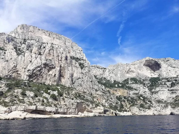 Massif des Calanques otoczony morzem pod niebem i słońcem we Francji — Zdjęcie stockowe