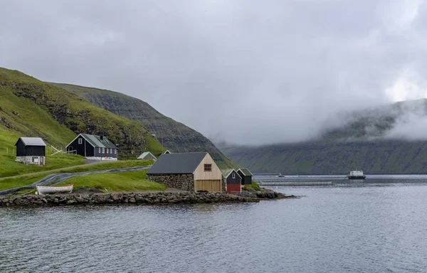 Céu Nebuloso Casas Costa Nas Ilhas Faroé — Fotografia de Stock