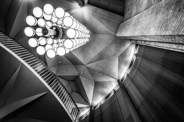 建物内の照明付きシャンデリアのグレースケールショット — ストック写真