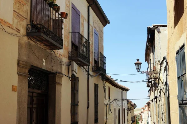 Una Hermosa Imagen Diurna Una Calle Estrecha Edificios Cortos — Foto de Stock