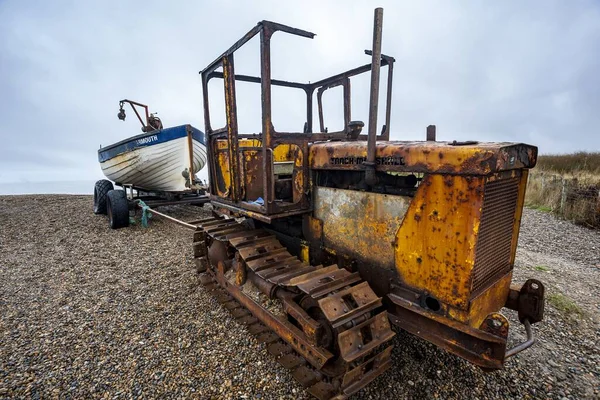 Verrosteter Traktor mit Boot am Strand in Norfolk, Großbritannien — Stockfoto