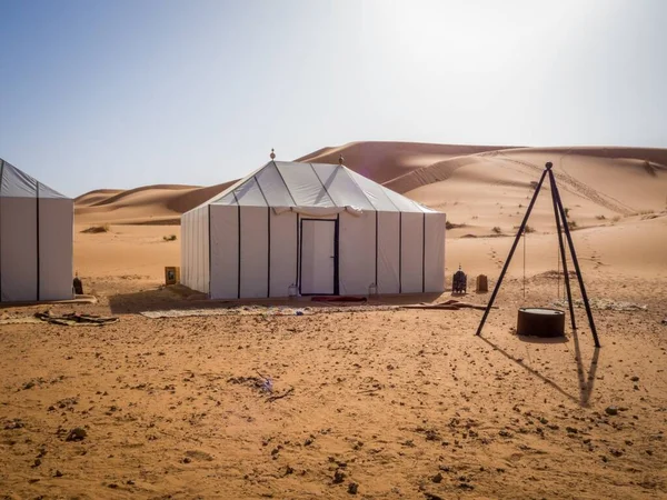 Tenda berbera bianca nel deserto del Sahara, Marocco durante il giorno — Foto Stock