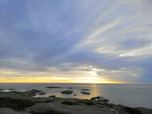 Mare Circondato Rocce Sotto Cielo Nuvoloso Durante Tramonto Rakke Norvegia — Foto Stock