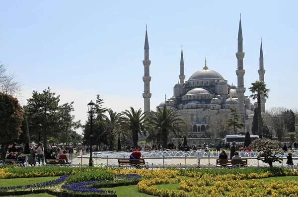 Belo tiro da mesquita Sultan Ahmed sob um céu azul na Turquia Europeia — Fotografia de Stock