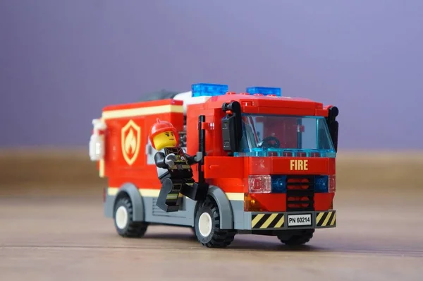 Encerramento tiro de um caminhão de bombeiros de brinquedo em uma superfície de madeira — Fotografia de Stock