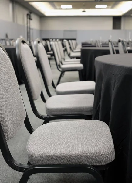 Конференц зал зі стільцями перед заходом — стокове фото