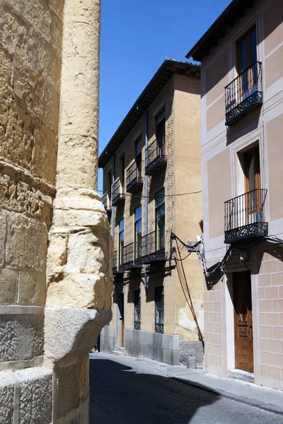 Vertikal Bild Smal Gata Och Korta Byggnader Segovia Spanien — Stockfoto