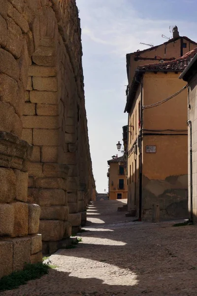 Uma Tomada Vertical Uma Passarela Cercada Por Arcos Prédios Curtos — Fotografia de Stock