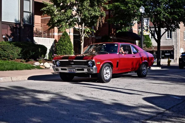 Downers Grove 2019年6月7日 光沢のある赤いヴィンテージ車を運転している男 — ストック写真