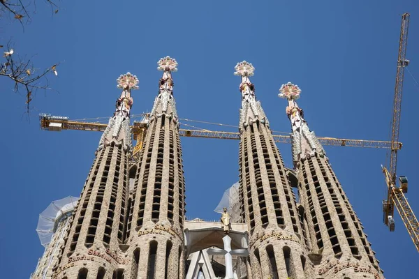 バルセロナ スペイン 2019年4月30日 バルセロナの再建中の有名なサグラダ ファミリア クリスチャン大聖堂の低角度ショット — ストック写真