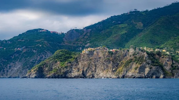 Hermosa vista del famoso pueblo de corniglia en el parque nacional cinque terre en Italia — Foto de Stock