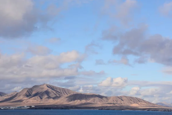 Schöne Aussicht auf einen Berg mit wolkenlosem blauen Himmel im Hintergrund — Stockfoto
