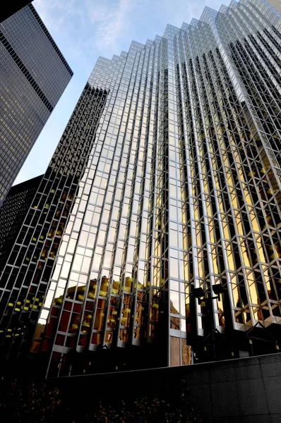 Foto vertical de ángulo bajo de un edificio de altura en una fachada acristalada. —  Fotos de Stock