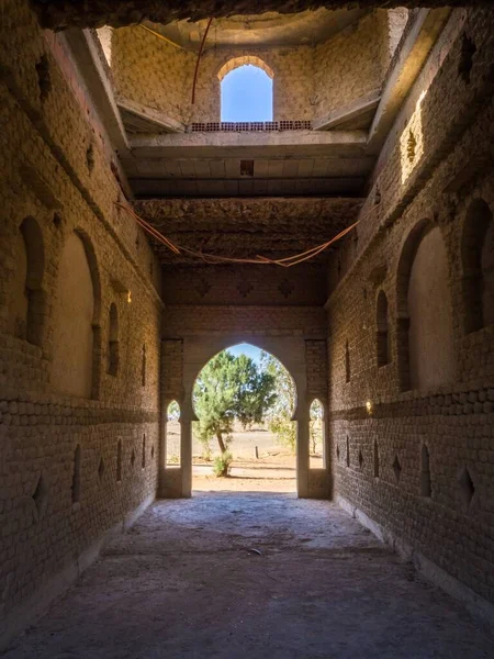 Κάθετη εσωτερική άποψη ενός παλιού κτιρίου με άμμο στο Μαρόκο — Φωτογραφία Αρχείου