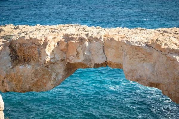 Kamara Tou Koraka Kamienny łuk nad wodą na Cyprze — Zdjęcie stockowe