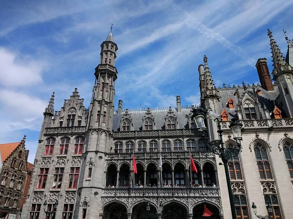 Markt of Bruges under the sunlight and a blue sky in Bruges in Belgium — Stock Photo, Image