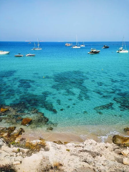 靠近Ibiza的海滩和船上的垂直镜头 — 图库照片