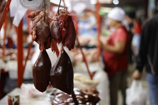 Närbild Selektiv Fokusbild Rått Kött Hängande Utomhusmarknad — Stockfoto