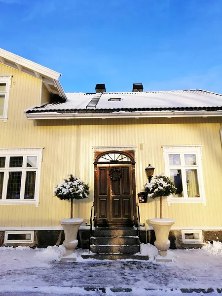 House surrounded by the snow under the sunlight and a blue sky in Larvik in Norway — Stock fotografie