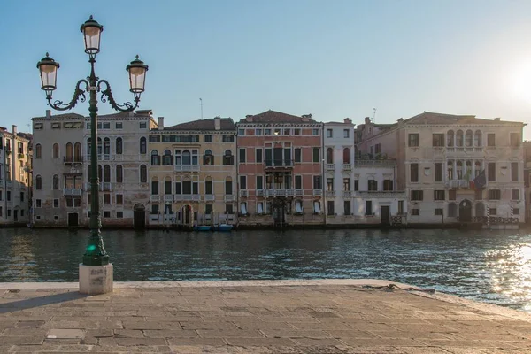 Vue panoramique de bâtiments traditionnels le long du canal de Venise en Italie — Photo