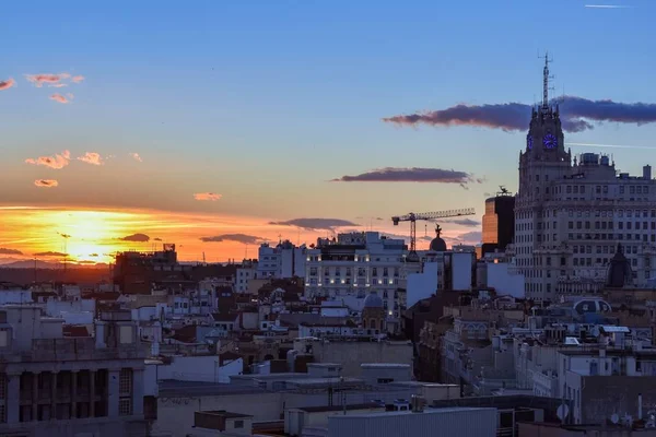 Вид на центр Мадрида с Circulo de Bellas Artes на закате солнца с красочным небом. Мадрид , — стоковое фото