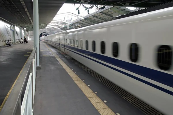 Weitwinkelaufnahme eines Zuges, der tagsüber durch den Bahnhof fährt — Stockfoto