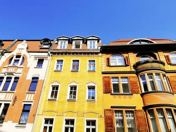 Tiro Edifícios Coloridos Nas Ruas Jelenia Gra Polônia — Fotografia de Stock