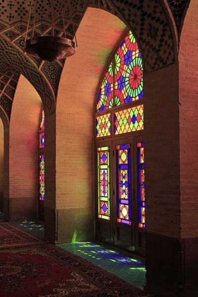Inne i moskén Nasirolmolk i Shiraz, Iran — Stockfoto