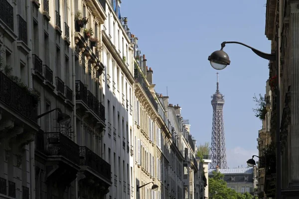 Beau plan de bâtiments avec la tour Eiffel au loin à Paris — Photo