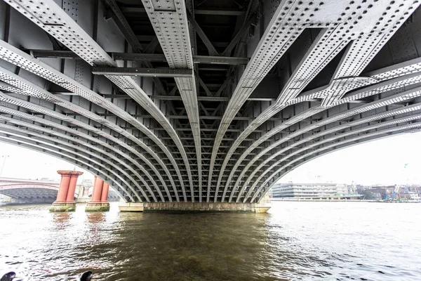 Most Blackfriars w South Bank, Londyn, Wielka Brytania — Zdjęcie stockowe