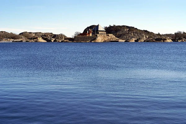 Blått hav vid Stavern, Norge med klippor i bakgrunden — Stockfoto