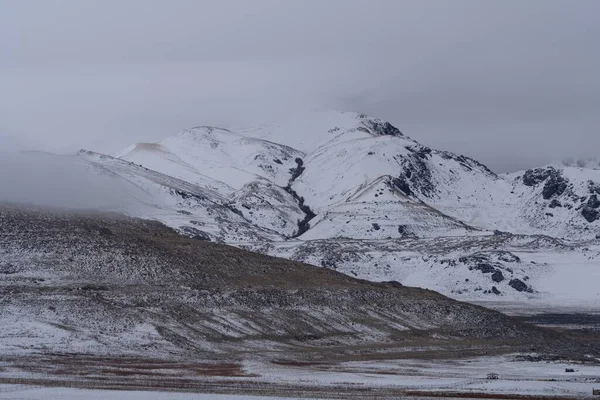 Hermoso paisaje de montañas nevadas en un oscuro día sombrío —  Fotos de Stock