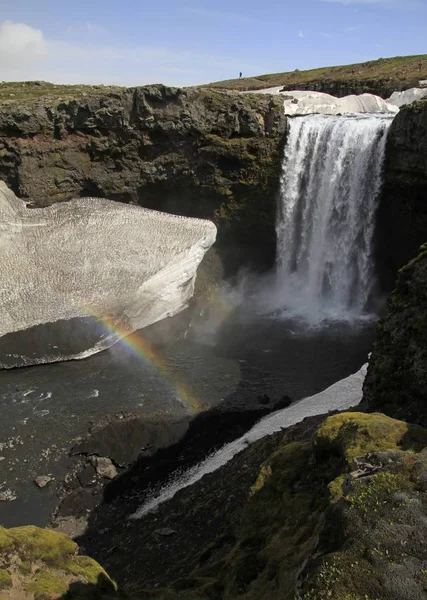 Fotografia vertical de uma cascata na Islândia durante o dia — Fotografia de Stock