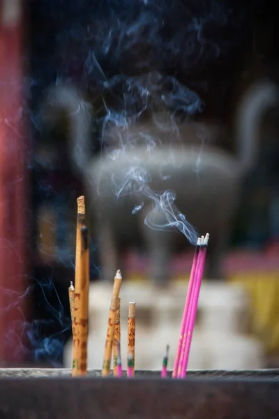 Close-up shot van brandende wierookstokjes in een Chinese tempel — Stockfoto