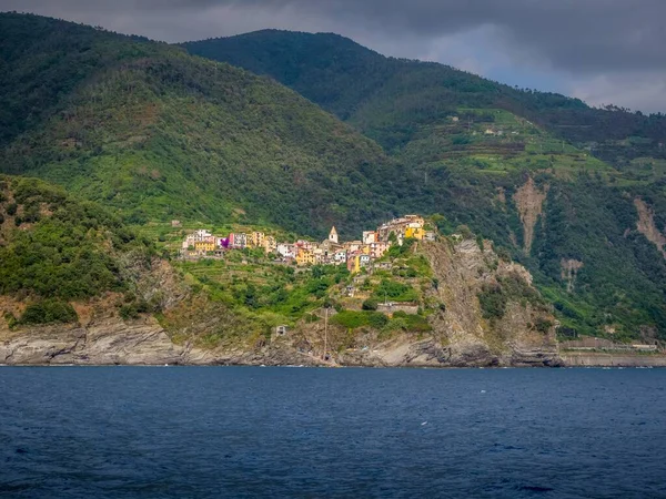 Hermosa vista del famoso pueblo de corniglia en el parque nacional cinque terre en Italia — Foto de Stock