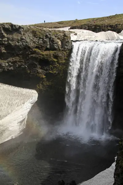 Вертикальний постріл великого водоспаду вдень — стокове фото
