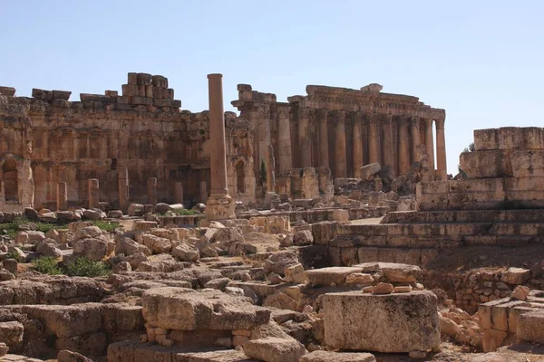 Colpo ad ampio angolo di Exedra alla Grande Corte di Baalbek sotto un cielo blu — Foto Stock