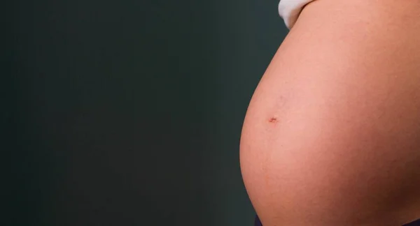 Närbild av en gravid kvinnas mage — Stockfoto