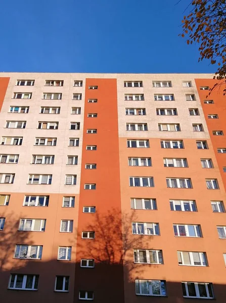 Вид Снизу Красно Белое Здание Старгарде Польша — стоковое фото