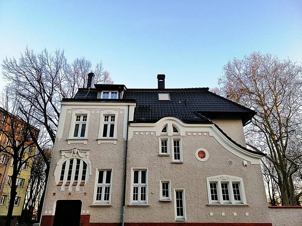 Vacker Bild Ett Trevåningshus Med Vita Väggar Och Ett Blått — Stockfoto