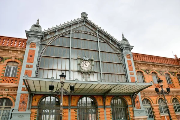 알메리아의 오래 된 기차역의 낮은 각도 샷어두운 하늘 과 함께 — 스톡 사진