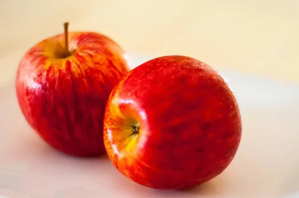 Arka Planda Hafif Bulanık Iki Kırmızı Elmanın Yakın Plan Çekimi — Stok fotoğraf