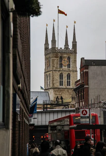 Κάθετη λήψη του Καθεδρικού Ναού Southwark και ένα κόκκινο λεωφορείο στο Ηνωμένο Βασίλειο — Φωτογραφία Αρχείου