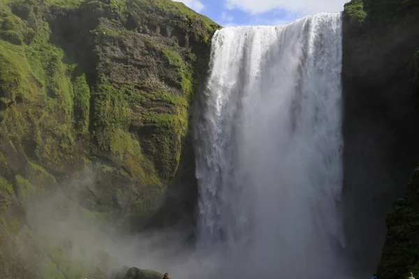 Weitwinkelaufnahme eines großen Wasserfalls in Island bei Tag — Stockfoto