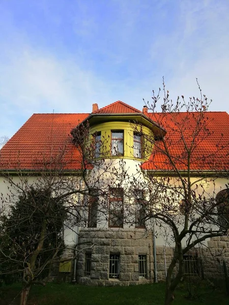 Schöne Aufnahme Eines Weißen Gebäudes Mit Rotem Dach Und Nackten — Stockfoto